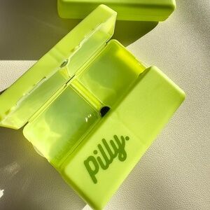 ✨BNWT - PILLY 7 Compartments Travel Essential Pill Case - Lime Green✨